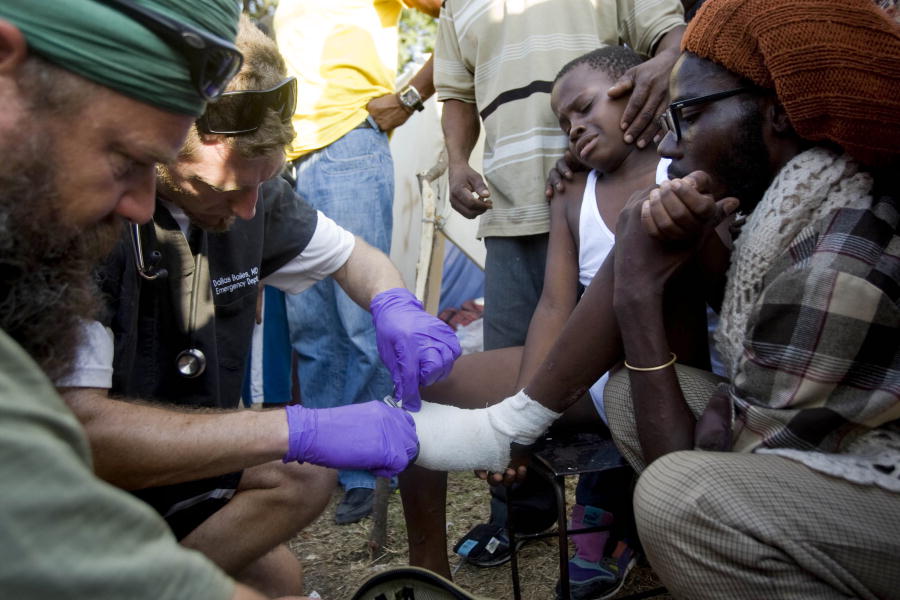 Read more about the article Doctor Treats Residents at IDP Camp