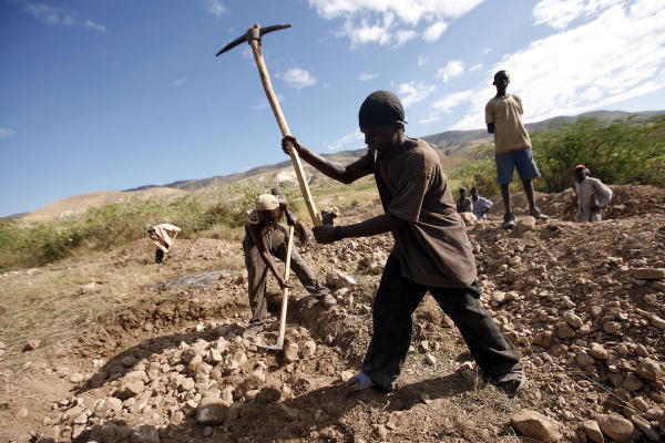 Read more about the article Haitians Dig Mass Graves Outside Port-au-Prince